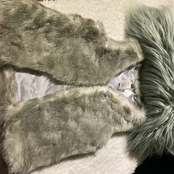 Gymboree Girls Grey Faux vest - Picture 3 of 4